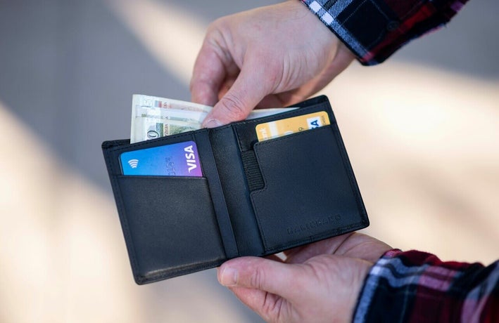 Person taking cash out of a wallet